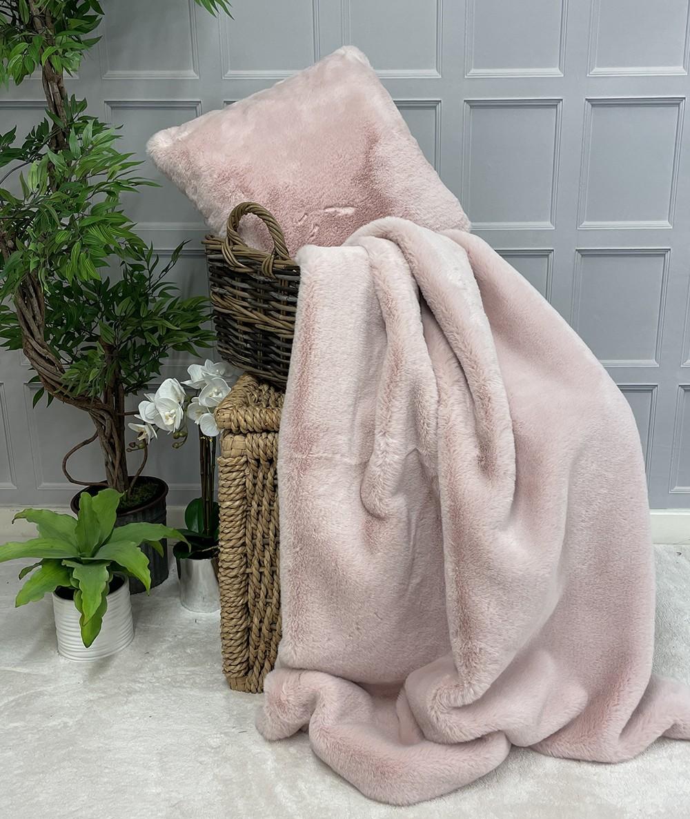 Extra large Chelsea Pink fake fur blanket